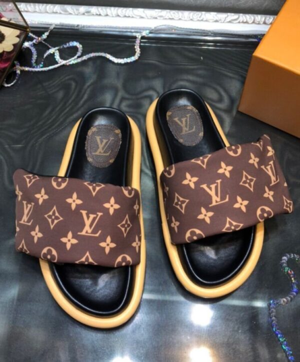 6iaqoity_01.jpg LV – Pool Pillow Braun/Schwarz