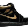 air-jordan-1-high-black-metallic-gold-2.webp AIR JORDAN 1 HIGH ‘BLACK METALLIC GOLD’