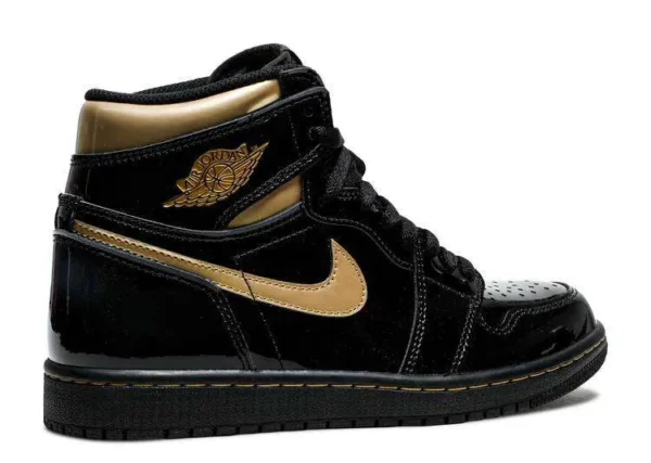 air-jordan-1-high-black-metallic-gold-2.webp AIR JORDAN 1 HIGH ‘BLACK METALLIC GOLD’