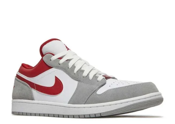 air-jordan-1-low-light-smoke-grey-gym-red-1.webp AIR JORDAN 1 LOW ‘LIGHT SMOKE GREY GYM RED’