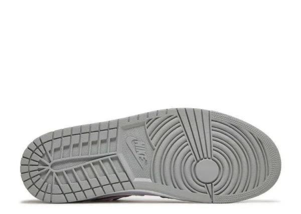 air-jordan-1-low-light-smoke-grey-gym-red-3.webp AIR JORDAN 1 LOW ‘LIGHT SMOKE GREY GYM RED’