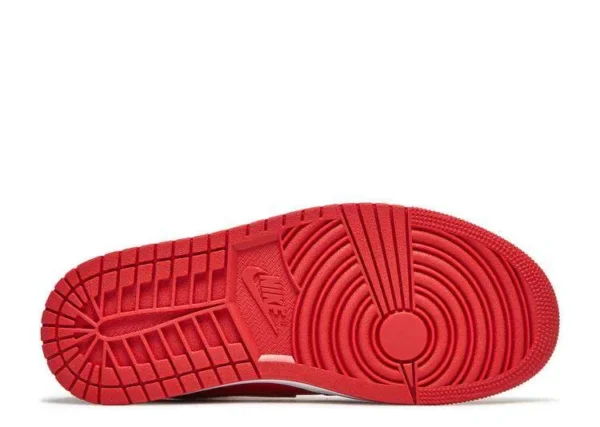 air-jordan-1-mid-university-red-pomenegrate-3.webp AIR JORDAN 1 MID ‘UNIVERSITY RED POMENEGRATE’