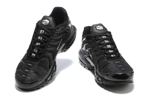 air-max-plus-tn-black-metallic-silver-2.webp AIR MAX PLUS TN ‘BLACK METALLIC SILVER’