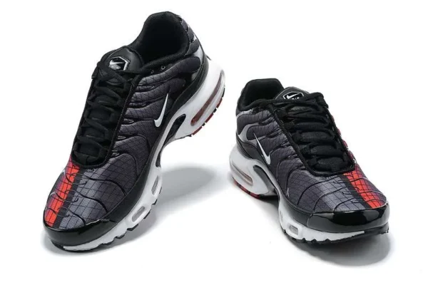 air-max-plus-tn-half-red-black-1.webp AIR MAX PLUS TN ‘HALF RED BLACK’