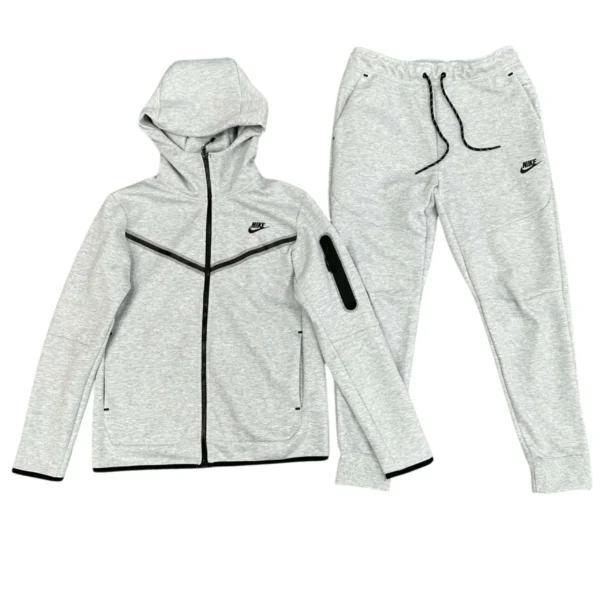 conjunto-nike-tech-fleece-gris-algodon-real.webp Conjunto NIKE TECH Fleece «Gris» Algodón Real