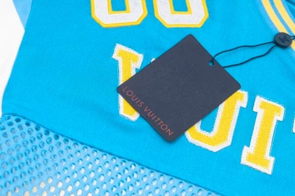 pcitem1745330852-259a0000018718e7961f0a813470_1080_720_jpg-1.jpg LV T-shirt Sporty with Patch