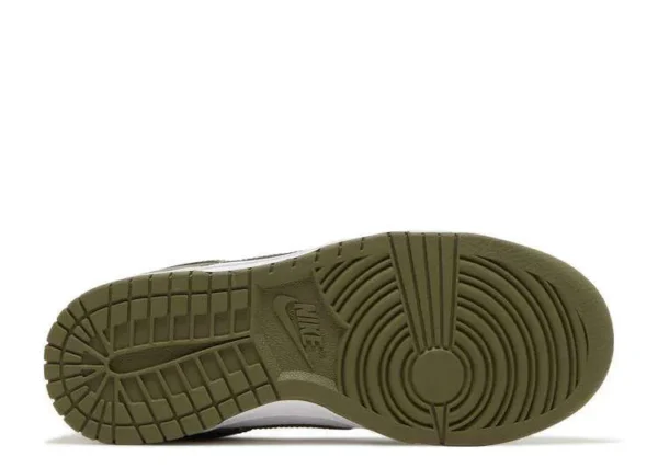 sb-dunk-low-medium-olive-3.webp SB DUNK LOW ‘MEDIUM OLIVE’